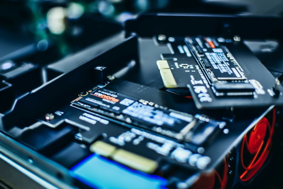 Computer motherboard, where the BIOS or UEFI settings control storage mode and boot order for the Windows drive