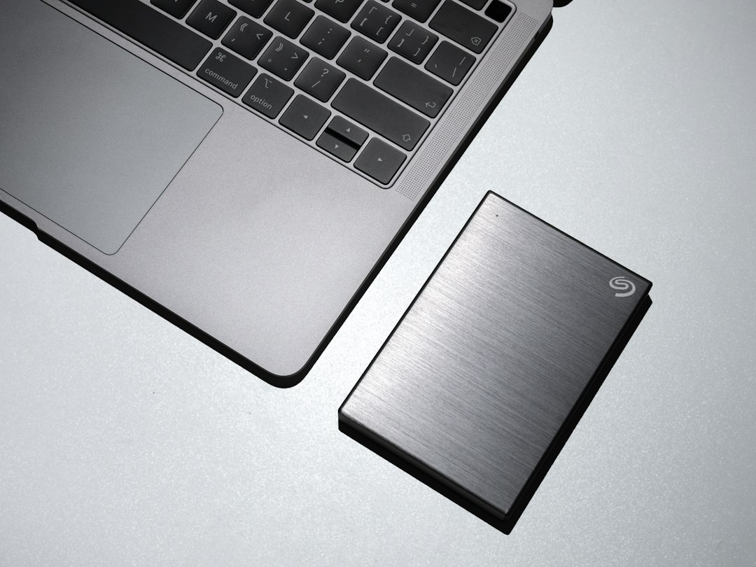 Storage drive in a metal case; moving Windows 11 from a hard disk to an SSD fixes 100% disk usage on most PCs