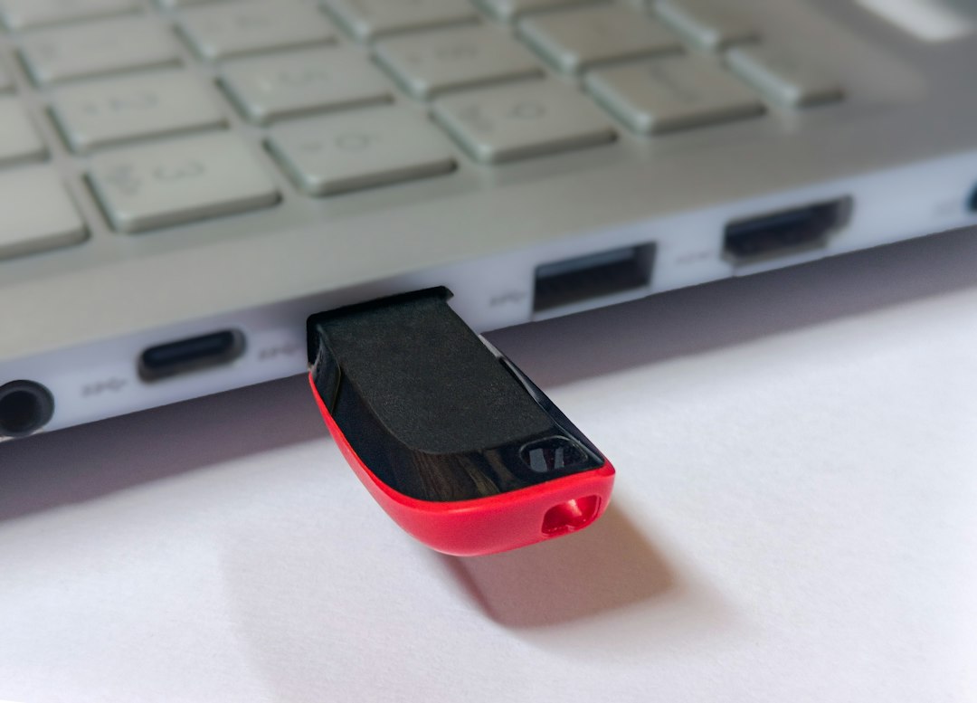 USB flash drive plugged into a laptop port, a common source of error 0x8007025D during Windows setup