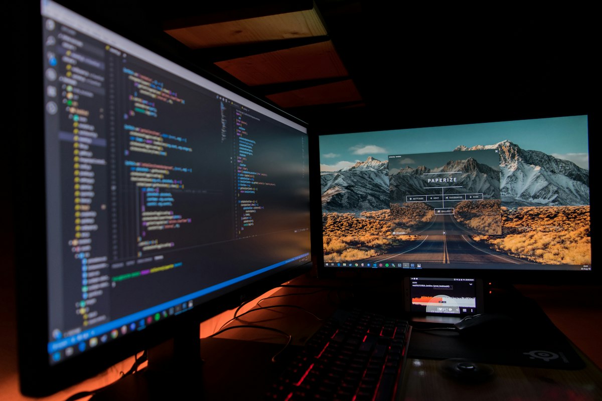 Two monitors side by side, a setup that raises the memory Desktop Window Manager needs