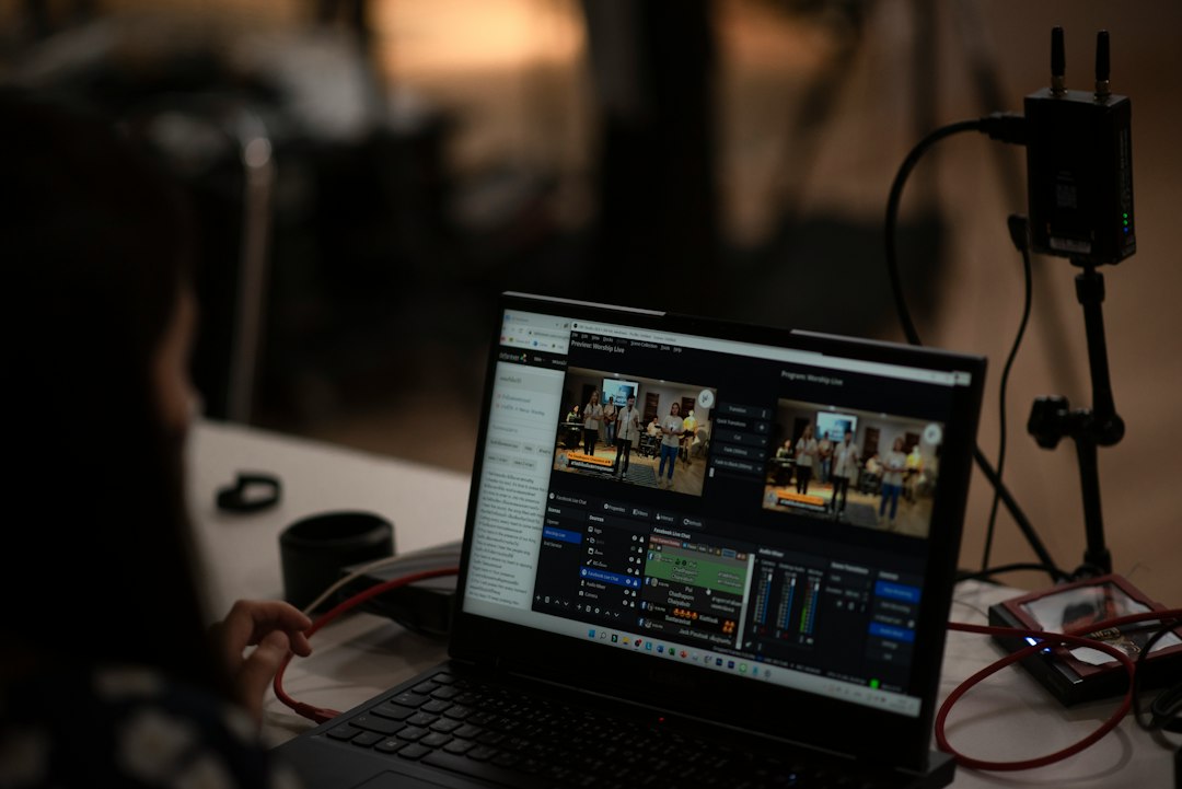 Person recording an app window on a laptop with the Xbox Game Bar