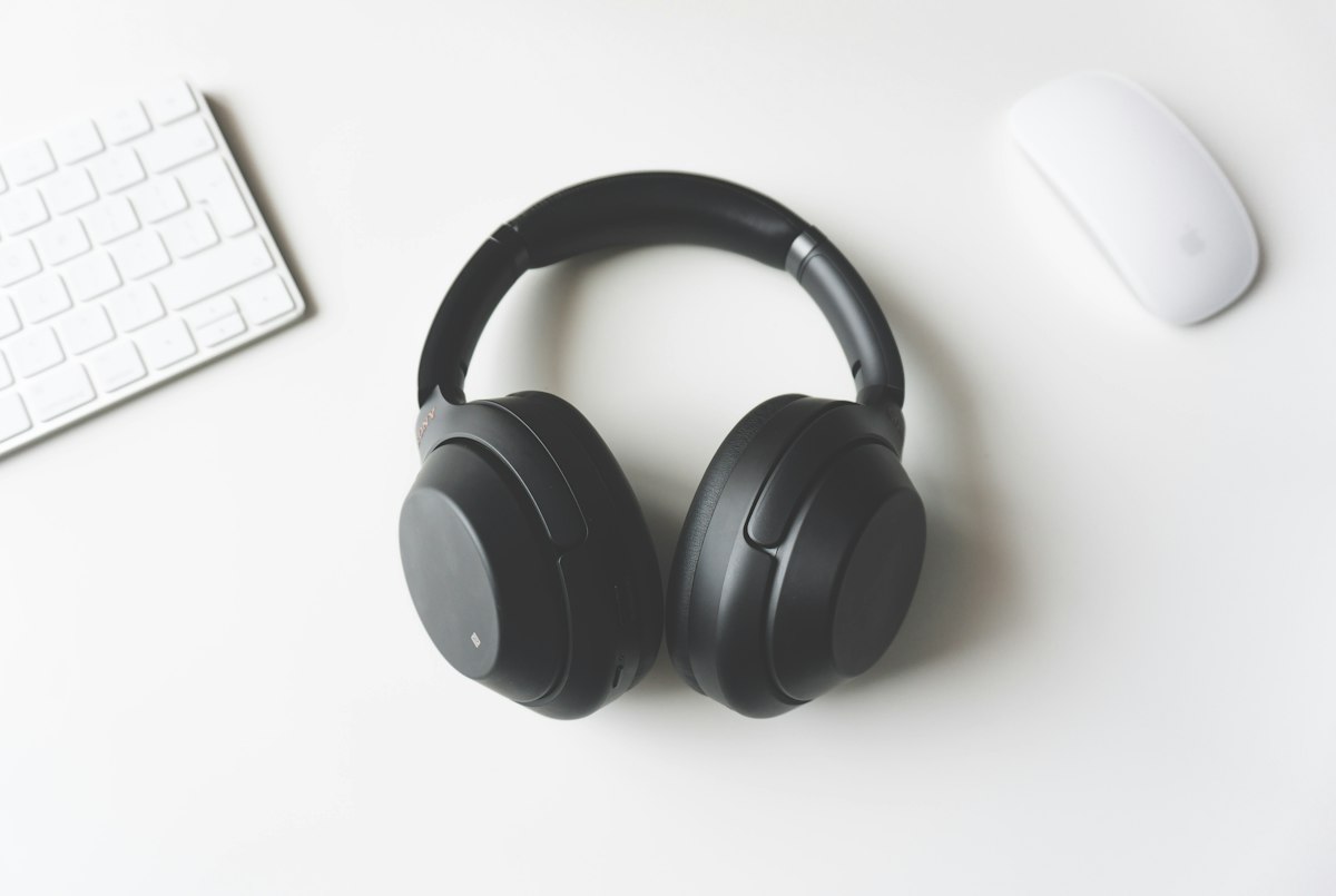 Wireless headphones on a desk, an output Stereo Mix can't capture because it only records the Realtek sound card