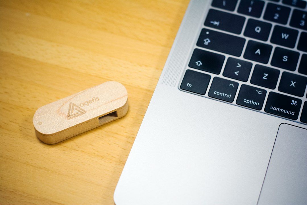 Thumb drive next to a laptop, ready to boot the PC into Windows 10 setup
