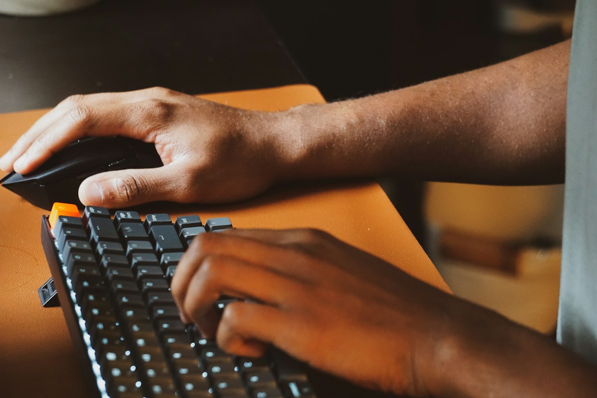Hand on a mouse at a Windows PC, where right-clicking makes File Explorer crash