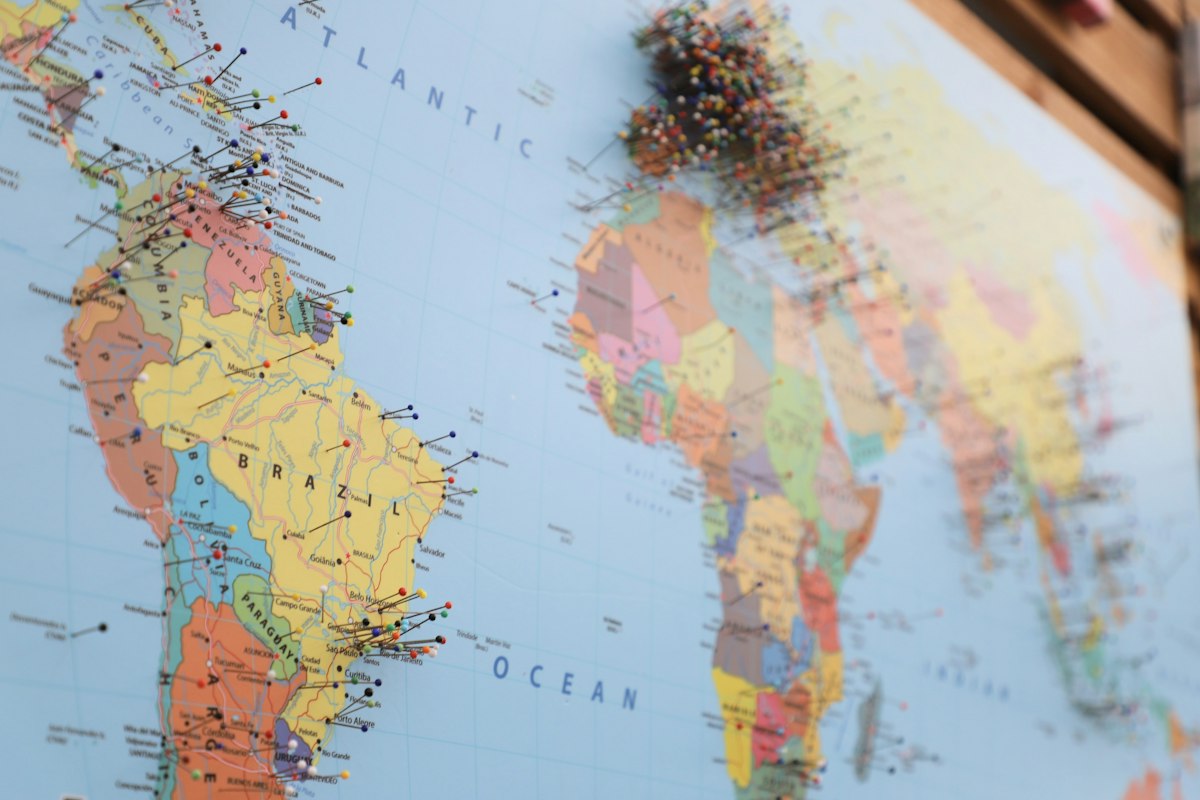 World map representing the many display languages that a Windows Single Language edition can't switch between